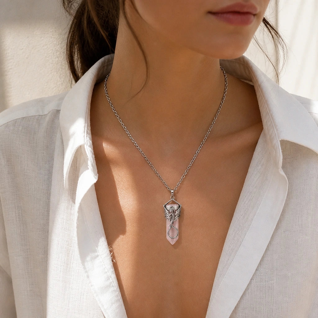 Rosenquarz Kette mit Amulett-Anhänger und schwarzem Zierstein