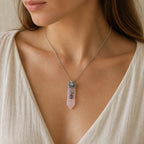 Rosenquarz Kette mit violettem Tropfenanhänger und Zierstein