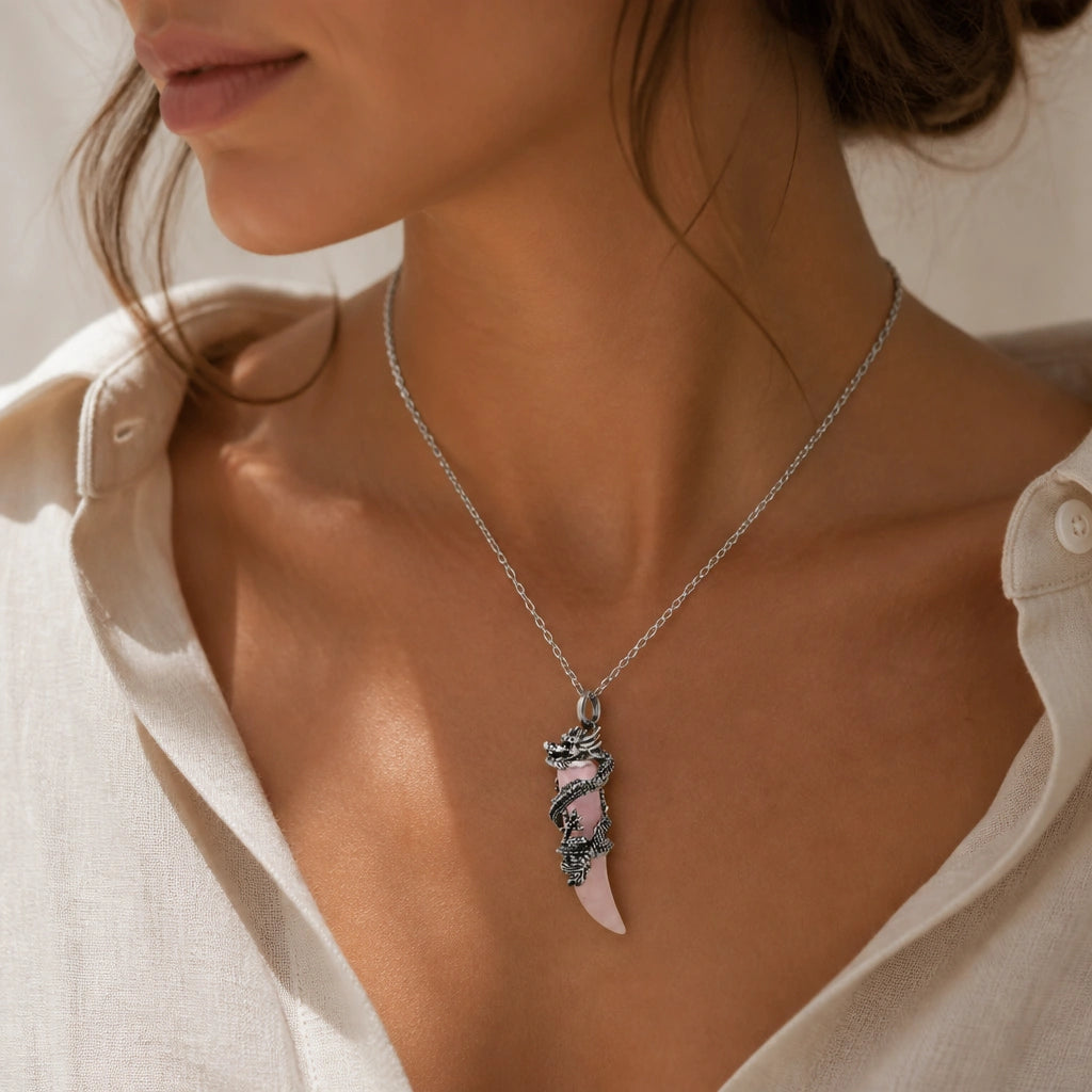 Rosenquarz Kette mit Drachenzahn-Anhänger