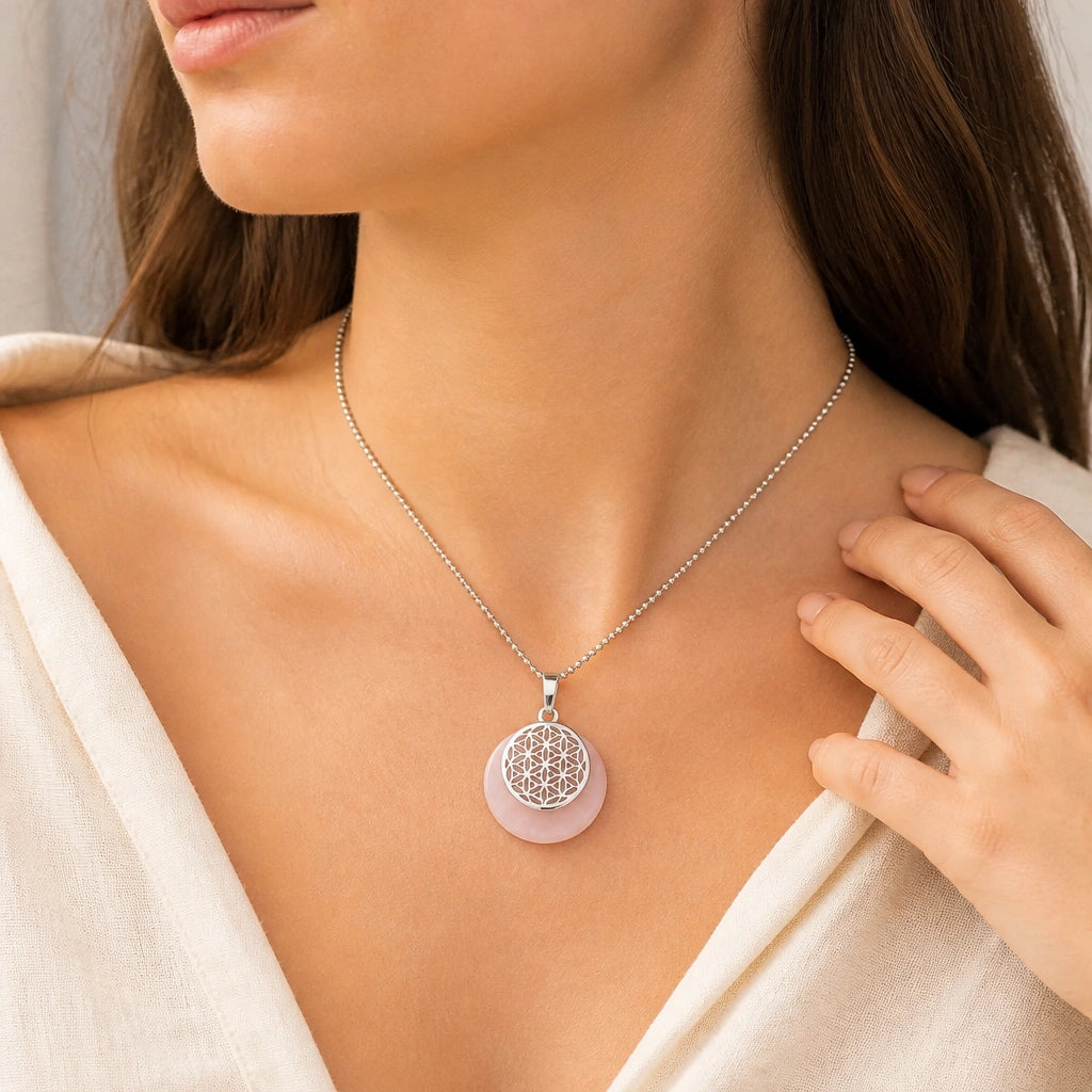Rosenquarz Kette mit rundem Blumenornament