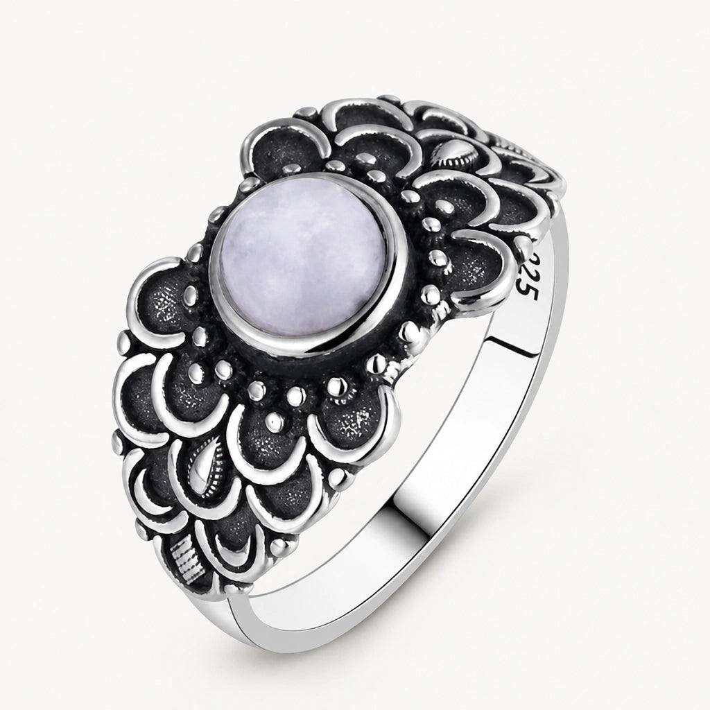 Mondstein Ring aus 925er Silber mit floralem Ornamentrahmen