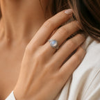 Mondstein Ring aus 925er Silber mit ovalem Cabochon und Voluten