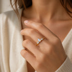 Mondstein Ring aus Gold mit Tropfenstein und seitlichem Steinbesatz