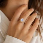Echter Mondstein Ring aus Gold mit Halo-Fassung