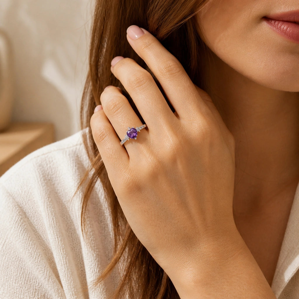 Amethyst Ring mit herzförmigem Stein und seitlichen Ziersteinen