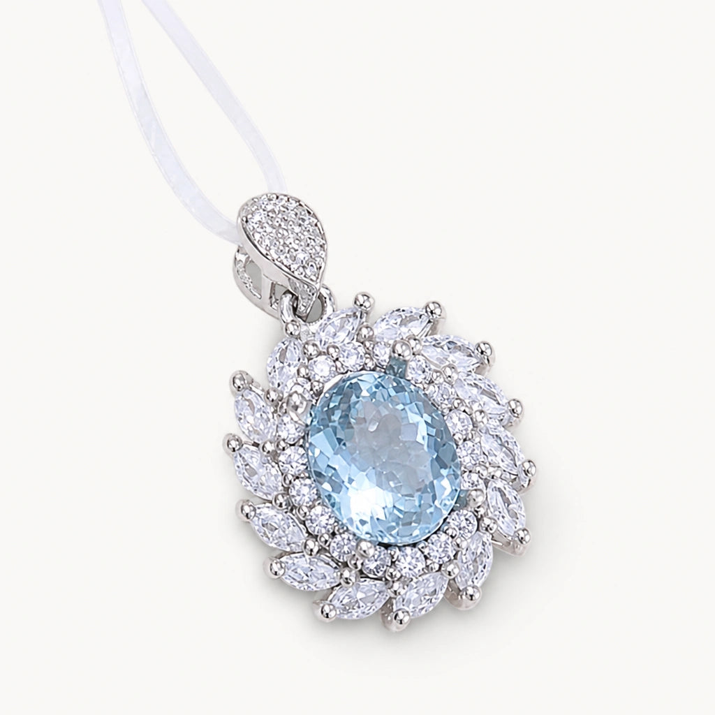 Aquamarin Kette aus 925er Silber mit ovalem Stein und floralem Ziersteinbesatz
