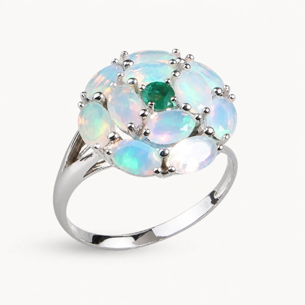 Opal Ring aus 925er Silber mit Smaragdzentrum und Opalblüte