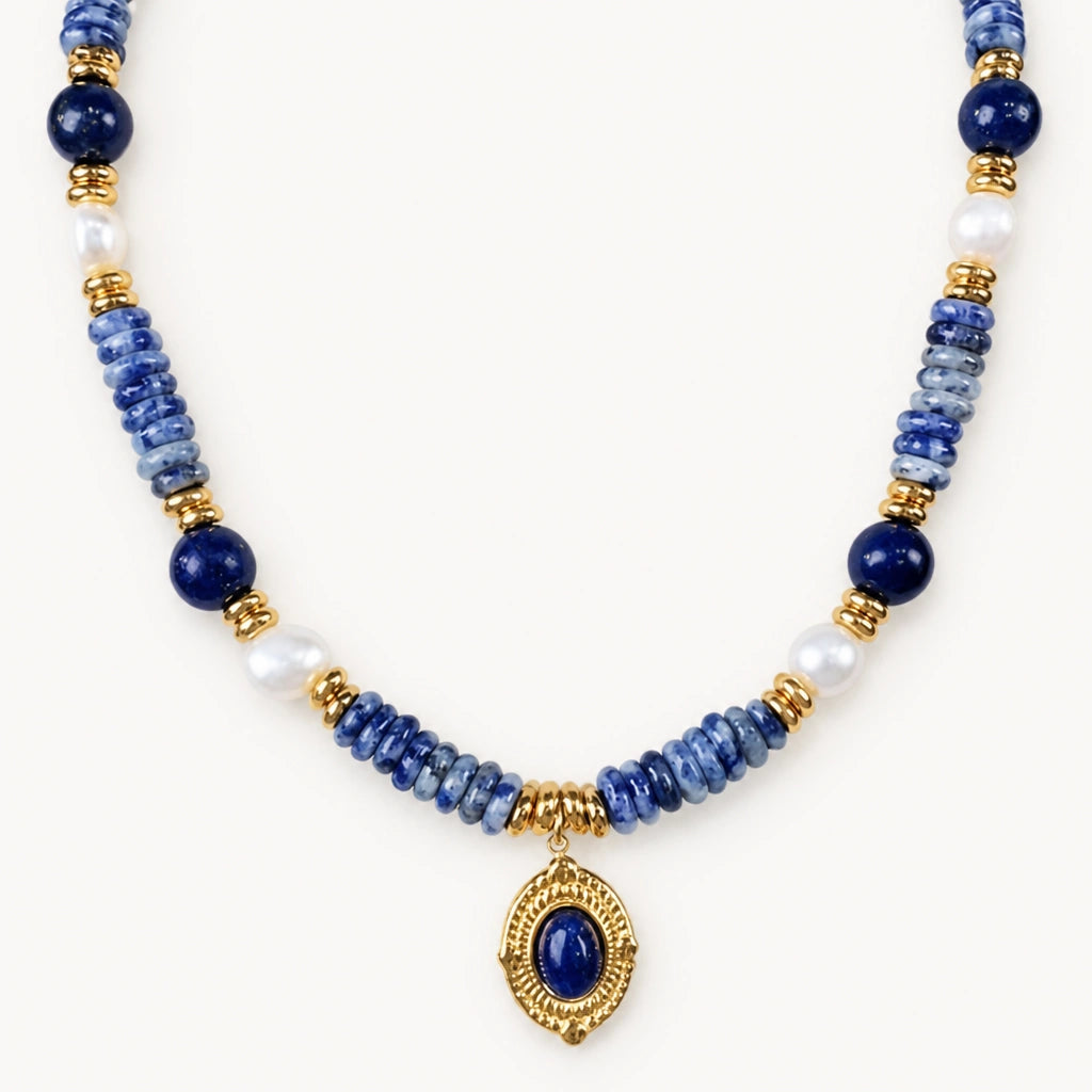 Lapislazuli Perlenkette mit 14 Karat vergoldeten Details und ovalem Anhänger