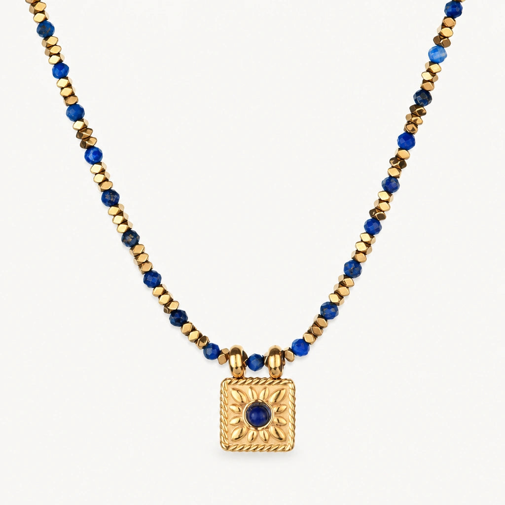Lapislazuli Halskette mit blauen Steinperlen und quadratischem Goldanhänger
