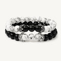 Schwarzes Onyx Armbänder Set mit weißem Howlith und Metallverzierungen