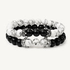 Schwarzes Onyx Armbänder Set mit weißem Howlith und Metallverzierungen