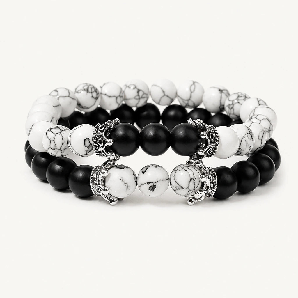 Schwarzes Onyx Armbänder Set mit weißem Howlith und Metallverzierungen