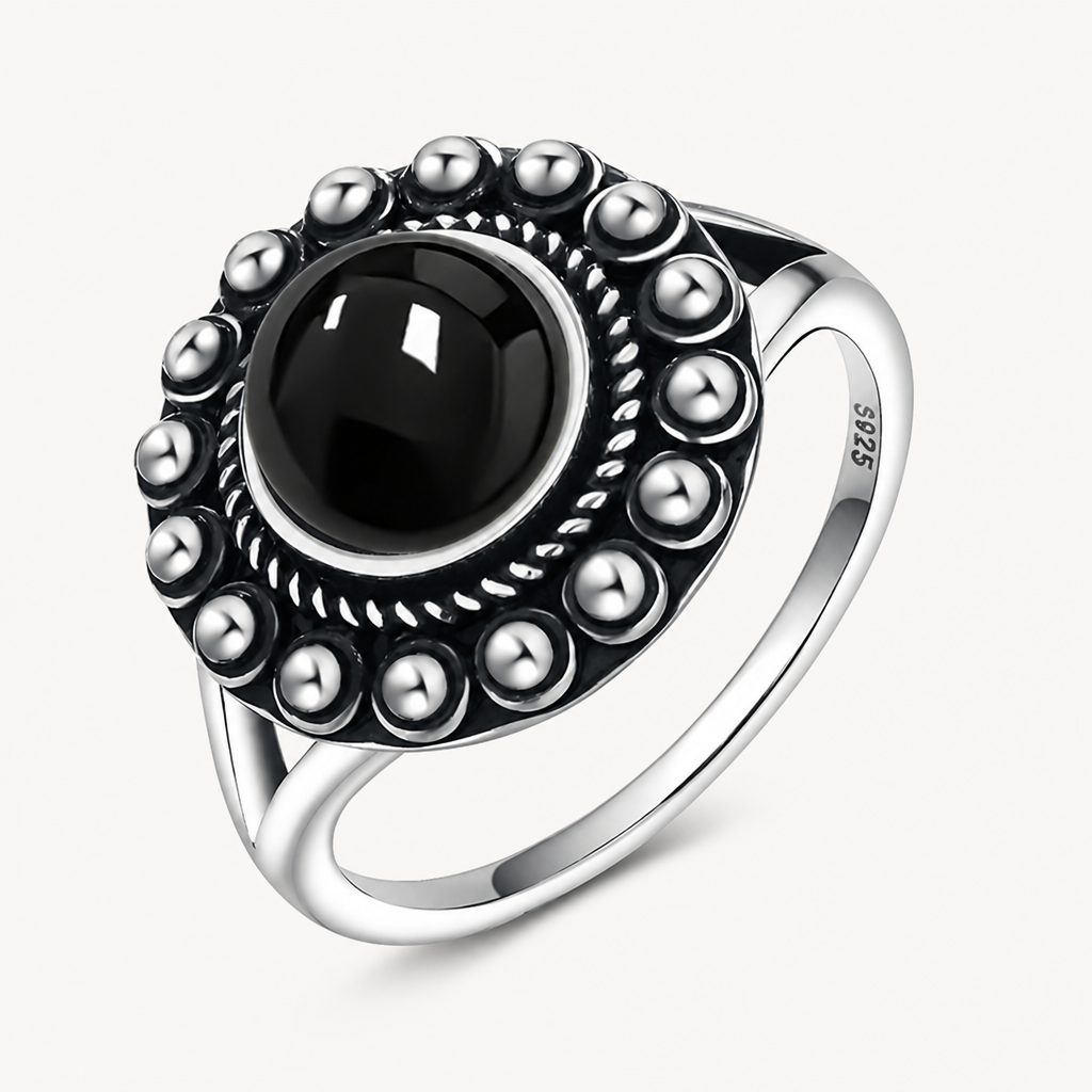 Onyx Ring aus 925er Silber mit rundem Cabochon und Kugelkranz