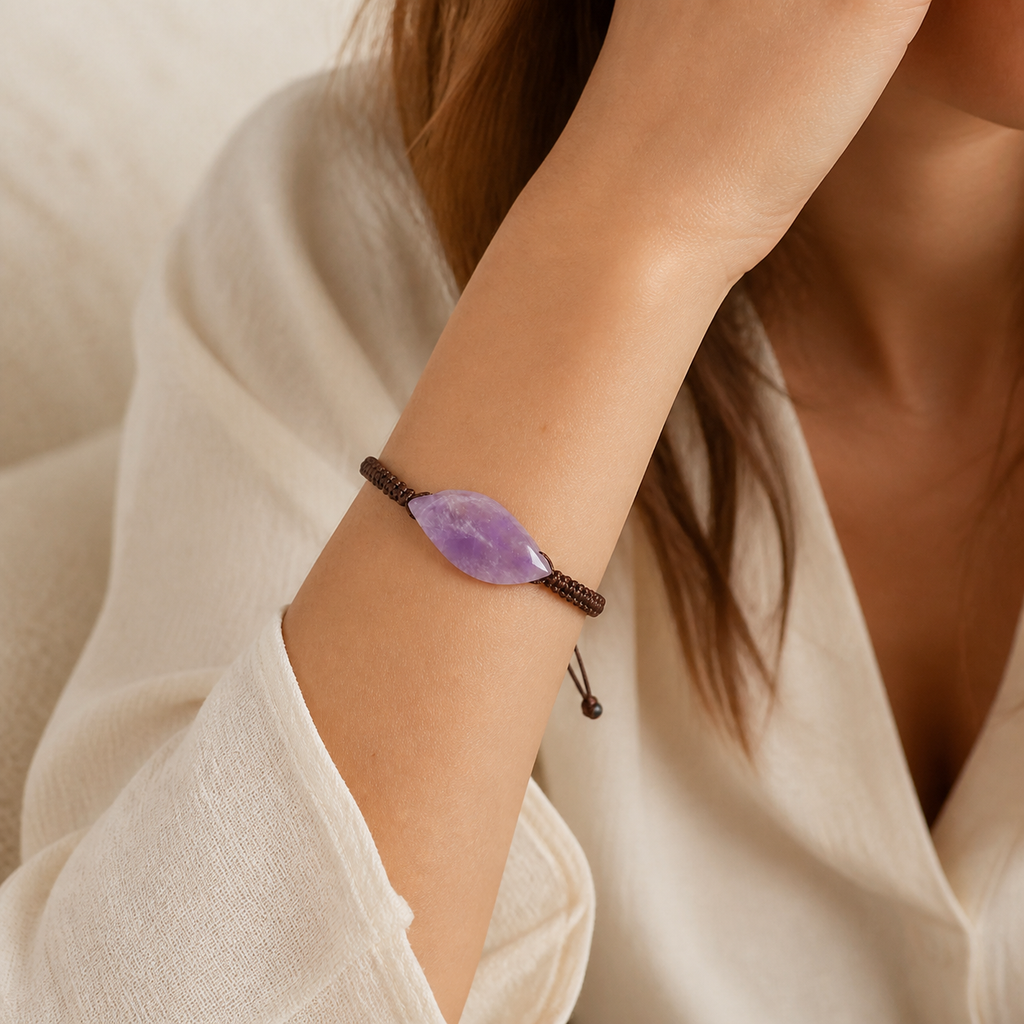 Amethyst Makramee-Armband mit großem Mittelstein