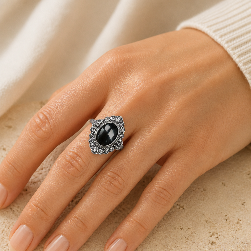 Vintage Onyx Ring aus 925er Silber mit ornamentalem Volutenrahmen
