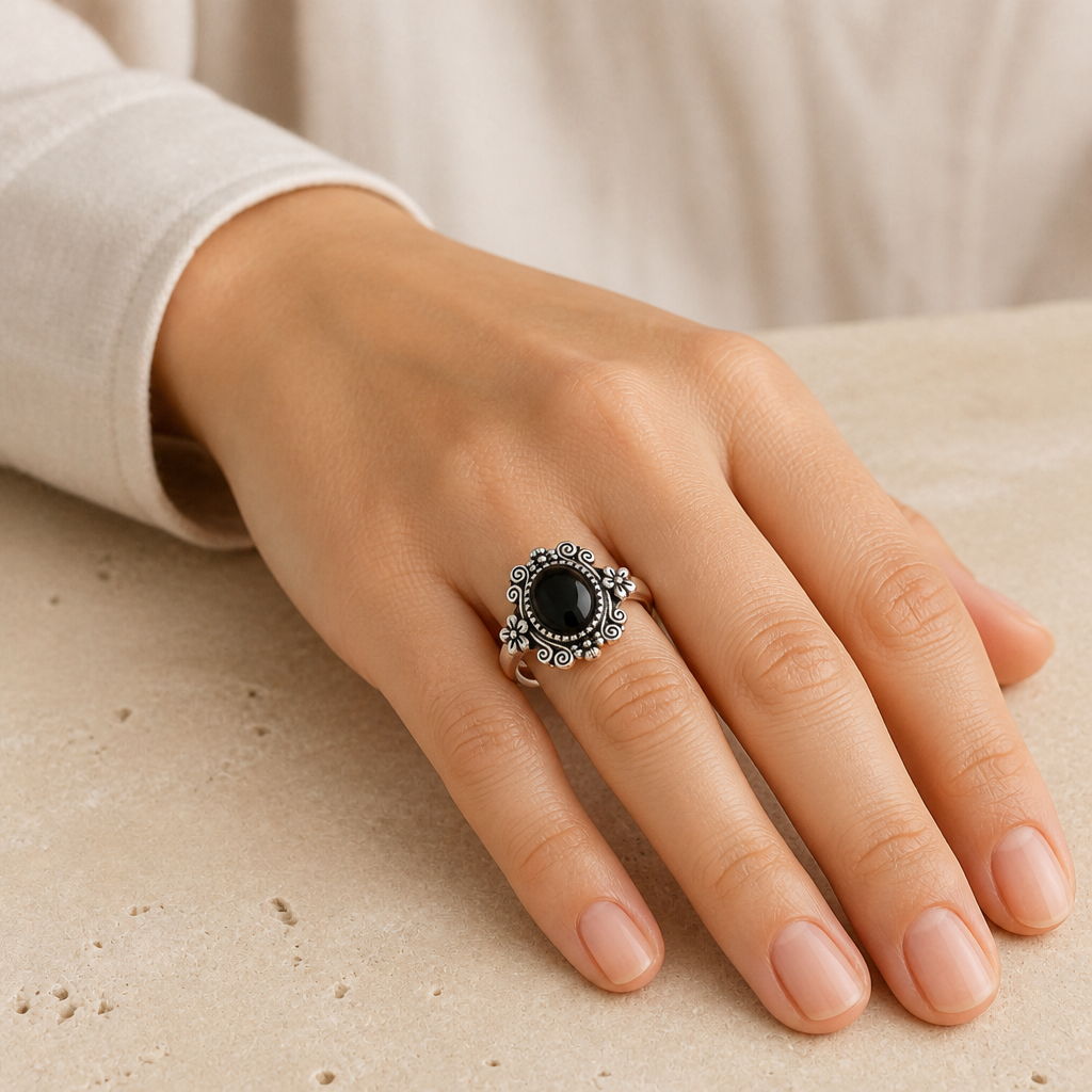Floraler Onyx Ring aus 925er Silber mit Voluten und Blüten