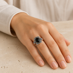 Floraler Onyx Ring aus 925er Silber mit Voluten und Blüten