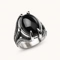 Onyx Ring mit großem ovalem Cabochon und Krappenfassung