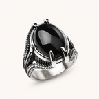 Onyx Ring mit großem ovalem Cabochon und Krappenfassung