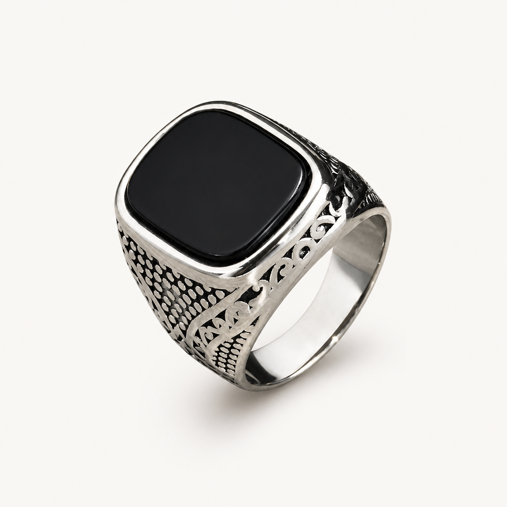 Onyx Siegelring mit eckigem Cabochon und Ornamentseiten