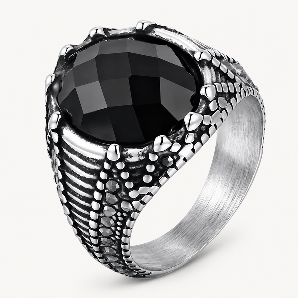 Facettierter Onyx Ring mit breiter Reliefschiene