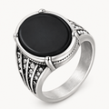 Onyx Ring mit großem ovalem Cabochon und verzierten Schultern