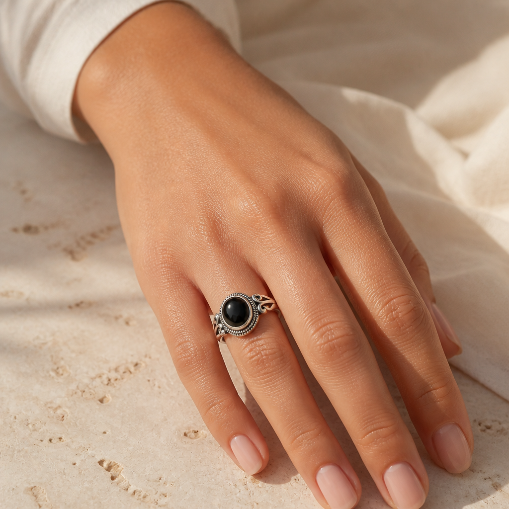 Onyx Ring aus 925er Silber mit ovalem Cabochon und Flechtrand