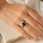 Onyx Ring mit großem ovalem Cabochon und Krappenfassung