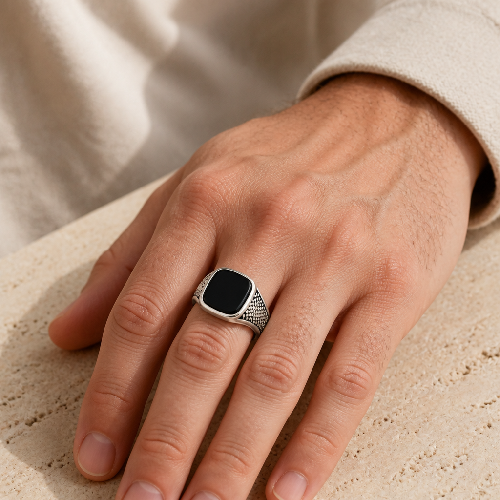 Onyx Siegelring mit eckigem Cabochon und Ornamentseiten