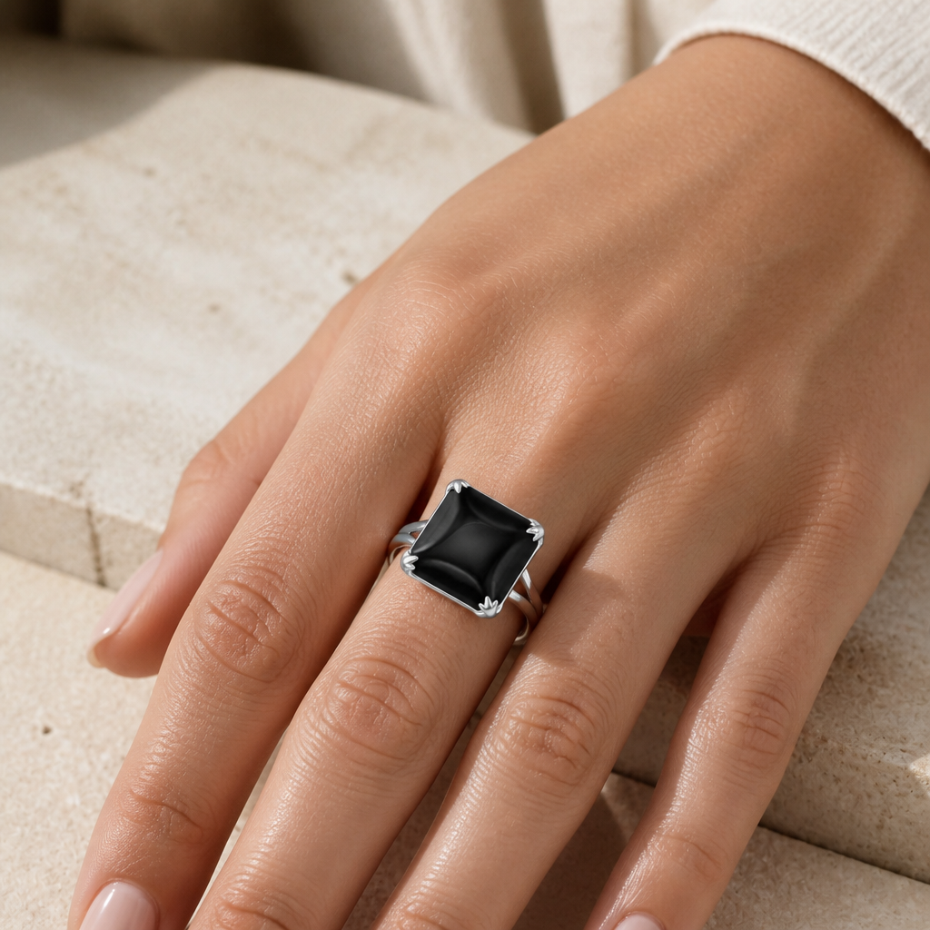 Onyx Ring aus 925er Silber mit rautenförmigem Cabochon