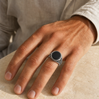 Onyx Ring mit großem ovalem Cabochon und verzierten Schultern